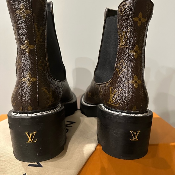 100% Authentic. The LV Beaubourg ankle boot in patent Monogram canvas - Picture 8 of 13